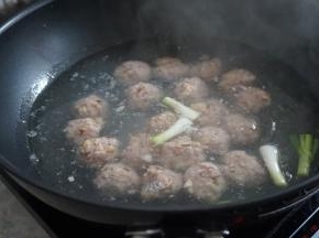 加入肉丸，煮10分钟左右