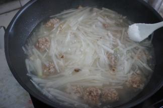 煮几分钟左右，加入盐调味