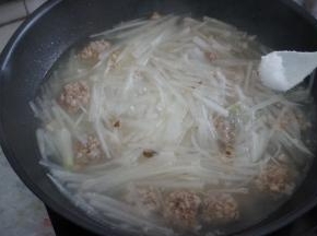煮几分钟左右，加入盐调味