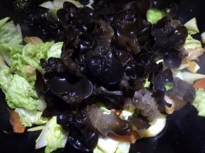 白菜炒软之后放入木耳翻炒片刻