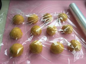 分成均匀12个，滚圆松弛10分钟