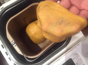 85克胡萝卜和85克水用料理机打糊，取130克与其余面团材料揉出薄膜。