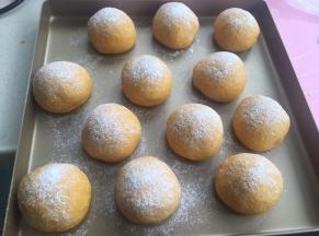 烤箱里放碗热水保湿，面团入烤箱进行二发。发到1.5-2倍，先撒面粉