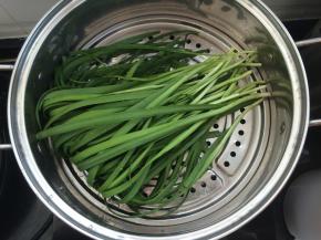 韭菜洗净，沥去水分