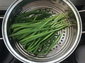 韭菜洗净，沥去水分