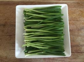 切好韭菜摆入盘中，把孜然粉、辣椒粉、椒盐混合在一起撒在韭菜上面