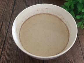 把火麻籽洗干净后，用料理机加水打碎，滤掉皮，留下白色的浆备用
