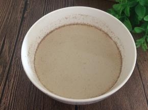 把火麻籽洗干净后，用料理机加水打碎，滤掉皮，留下白色的浆备用