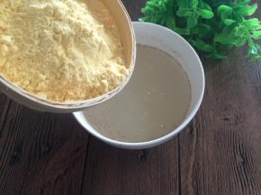 把玉米面倒入火麻浆中