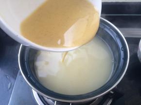 锅内放清水，煮开，将调好的玉米糊倒入继续煮