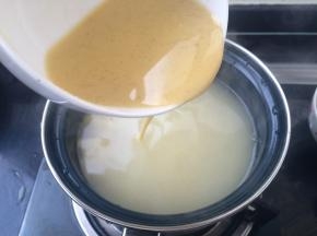 锅内放清水，煮开，将调好的玉米糊倒入继续煮