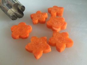 把胡萝卜切厚片