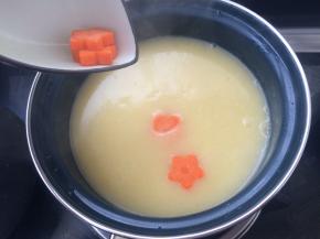 倒入锅中再煮一会，喜欢软一点口感的也可以一起放入