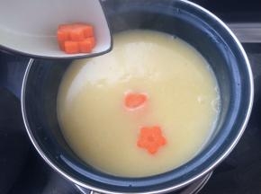 倒入锅中再煮一会，喜欢软一点口感的也可以一起放入