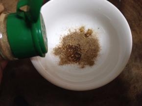 碗里加入椒盐