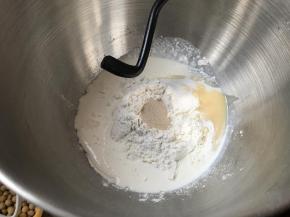 除黄油外的食谱放入厨师机或者面包机中，盐不要和酵母直接接触，开动一档和面半分钟混合，然后开动3档，揉面12分钟左右