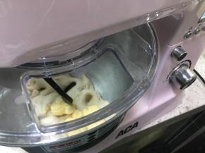 加入黄油，继续揉10分钟左右