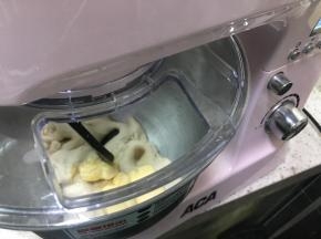 加入黄油，继续揉10分钟左右