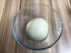 面团揉圆，盖保鲜膜