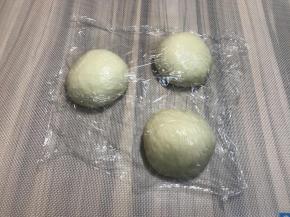 排气分成三个等大面团，醒面20分钟
