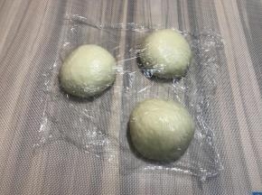 排气分成三个等大面团，醒面20分钟