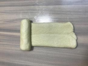 再次擀长后卷起来，捏好收口