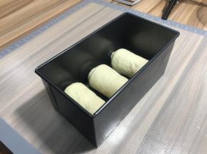 放入吐司盒中
