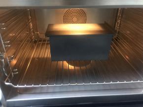 盖好盖子，提前预热烤箱170度，烤30分钟