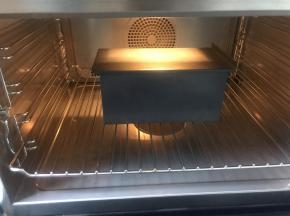 盖好盖子，提前预热烤箱170度，烤30分钟