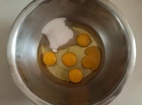 鸡蛋打入盆内，一次性加入糖。