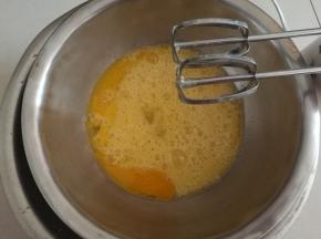 隔热水，打蛋器不开，把鸡蛋打散。