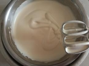 转高速挡继续打发至鸡蛋发白，浓稠，划8字十几秒内不会消失的状态。