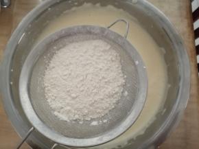 分两次筛入低筋粉。