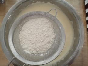 分两次筛入低筋粉。