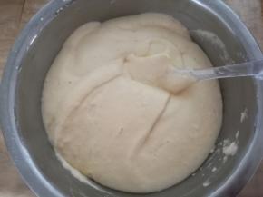 翻拌均匀后再筛入下一次面粉，全部翻拌均匀。