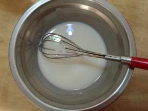 牛奶和玉米油混合乳化均匀，呈乳白色浓稠体。