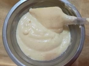 舀出部分面糊到牛奶和油的混合物中，搅拌均匀