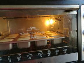 送入预热好的烤箱中，上下火175度烘烤22分钟即可。