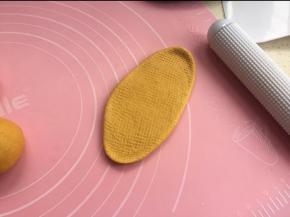 松弛后取一个擀开排气