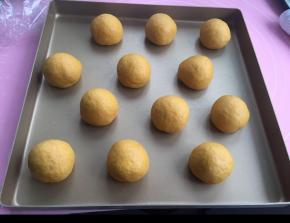 搓成圆球一次放入烤盘
