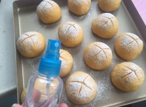 烤箱预热上下火175度，面团表面喷点水