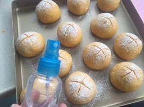 烤箱预热上下火175度，面团表面喷点水