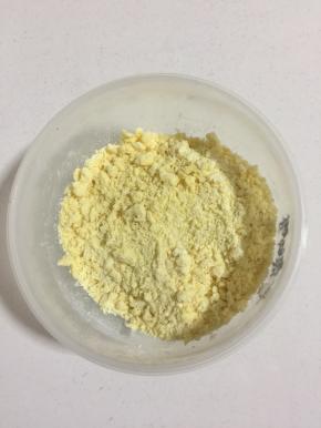 把手彻底清洗干净后，用手将材料混合，轻轻搓成粗砂状！