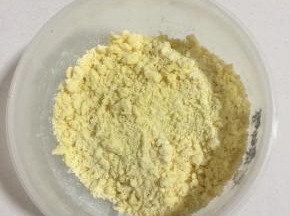 把手彻底清洗干净后，用手将材料混合，轻轻搓成粗砂状！