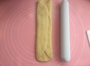 两边往中间折，再擀平（宽度6cm，长25cm）