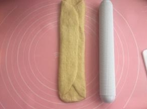 两边往中间折，再擀平（宽度6cm，长25cm）
