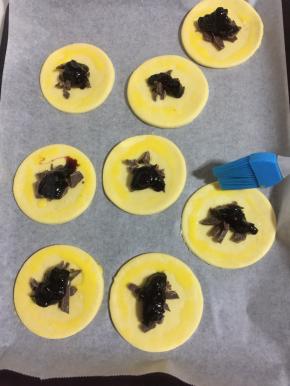 蛋黄加少许凉水调成蛋黄液，用刷子在派皮周围空白处刷一圈！