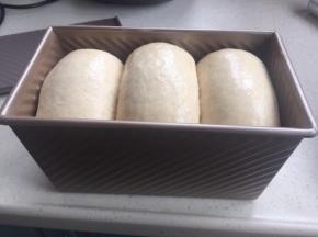 发酵到顶部到达吐司盒壁最高边。（看状态，别拘泥于时间）