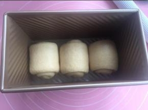 放入吐司盒发酵