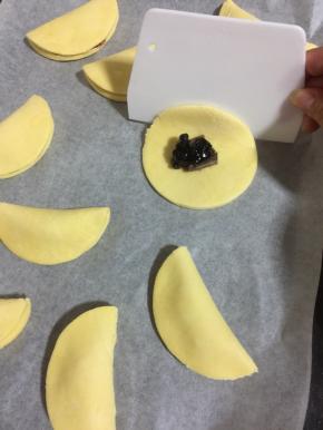 借助刮板把派皮对折起来！